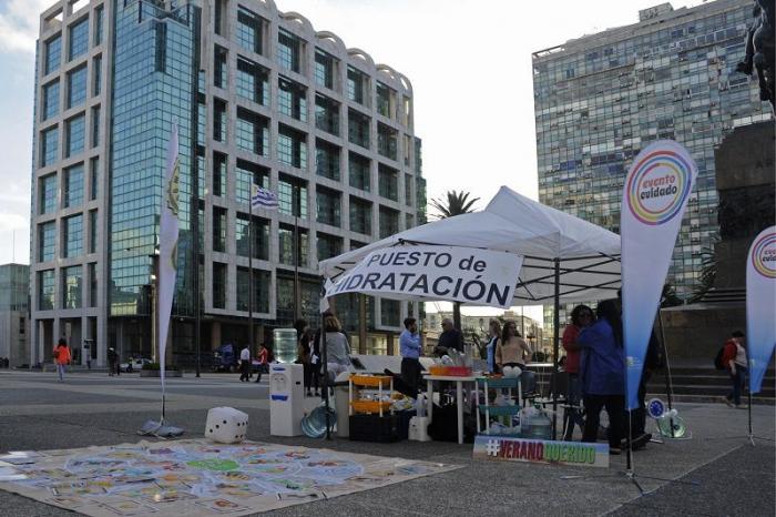 Puesto de hidratación en Plaza Indepencia