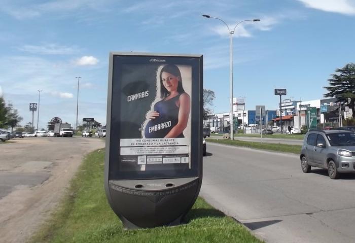 Espacio de publicidad de la Intendencia de Monevideo con la gráfica que aconseja no consumir cannabis durante el embarazo y la lactancia en un cantero de Avenida Italia y Bolivia