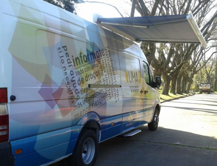Camioneta de la unidad movil de asistencia visto de costado con ploteo de nube de palabras