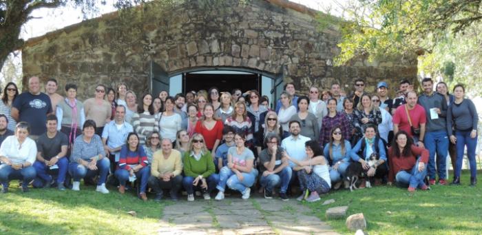 Foto de los participantes del encuentro frente al Museo Posta del Chuy