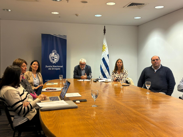 Representantes de la secretaria sentados, escuchando a Gabriel Rossi