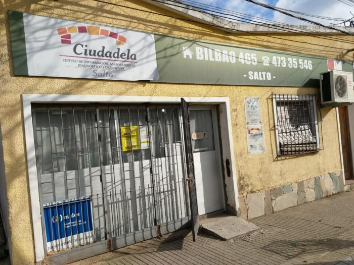 Fachada Ciudadela Salto Frente de la casa donde funciona el dispositivo ciudadela Salto, centro de información, asesoramiento, diagnóstico y derivación en drogas. Dirección Bilbao 465, teléfono 47335546.