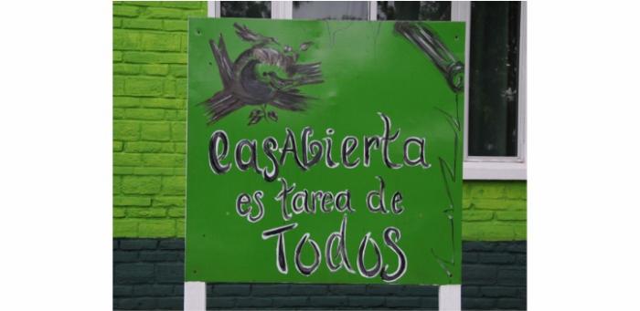 Cartel al ingreso del centro con leyenda "CasAbierta es tarea de todos"