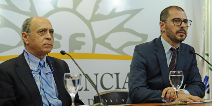 Presidente de la Academia Nacional de Medicina, Henry Cohen, y prosecretario de la presidencia, Juan Andrés Roballo