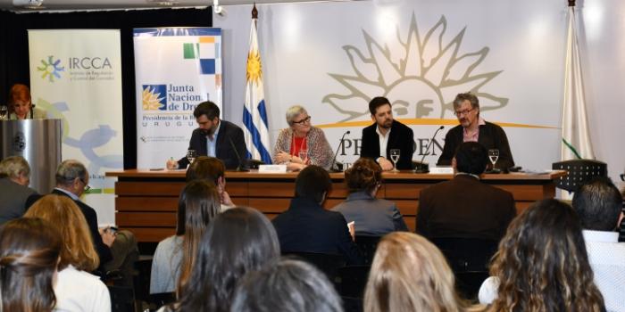 Presentación de la guía “Pautas de reducción de riesgo en el uso de cannabis” Mesa principal de derecha a izquierda: Lic. Martín Rodríguez, Director Ejecutivo del Instituto de Regulación y Control del Cannabis; Joane Frappier, Embajadora de Canadá en Uruugay, Lic. Diego Olivera, Secretario General de la Junta Nacional de Drogas; Dr. Benedikt Fischer, líder en la materia, Investigador Senior del CAMH y Profesor en el Departamento de Psiquiatría de la Universidad de Toronto.