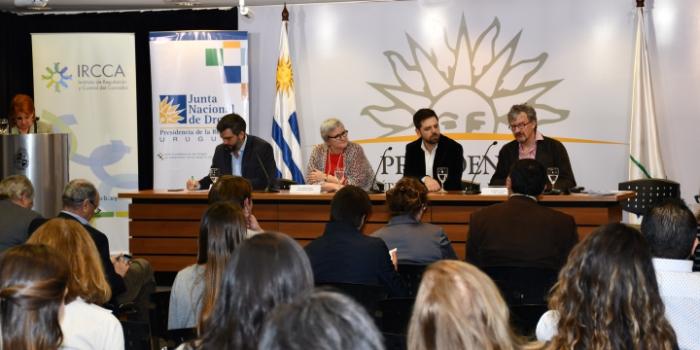 Mesa principal de derecha a izquierda: Lic. Martín Rodríguez, Director Ejecutivo del Instituto de Regulación y Control del Cannabis; Joane Frappier, Embajadora de Canadá en Uruugay, Lic. Diego Olivera, Secretario General de la Junta Nacional de Drogas; Dr. Benedikt Fischer, líder en la materia, Investigador Senior del CAMH y Profesor en el Departamento de Psiquiatría de la Universidad de Toronto.