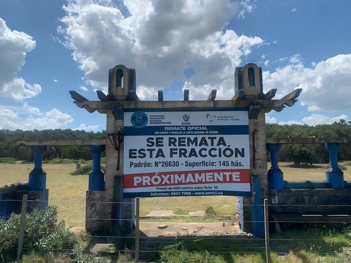 Foto cartel de remate