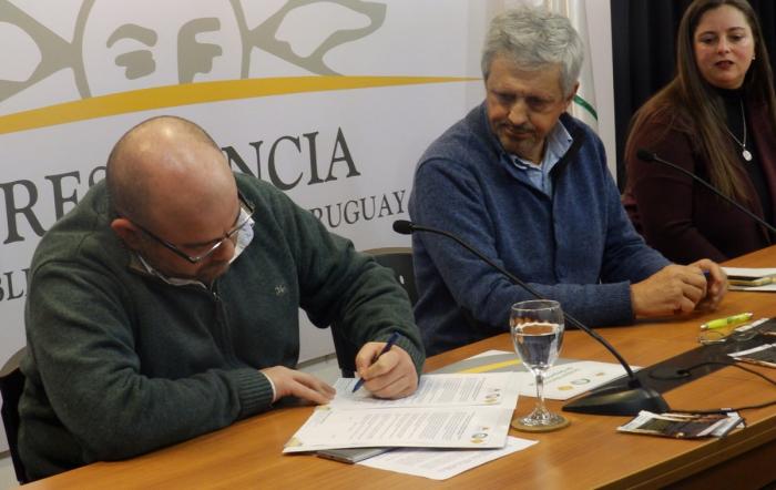 Firma del acuerdo entre la Unidad Nacional de Seguridad Vial y la Asociación de Farmacias Homeopáticas del Uruguay