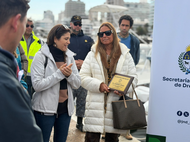 Entrega de placa a representantes de la Secretaría de Drogas
