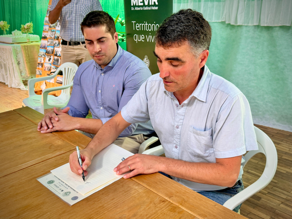 Presidente de MEVIR, Andrés Lima junto al secretario, Federico de la Peña
