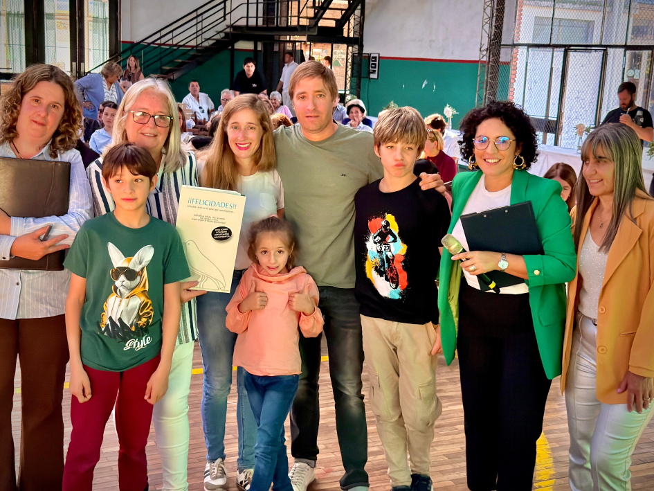 Familia de MEVIR junto a la Asistente Social