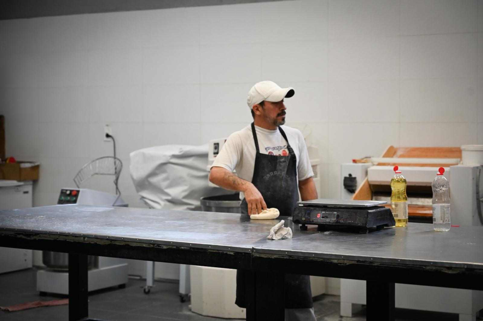 Persona trabajando en el taller de panadería