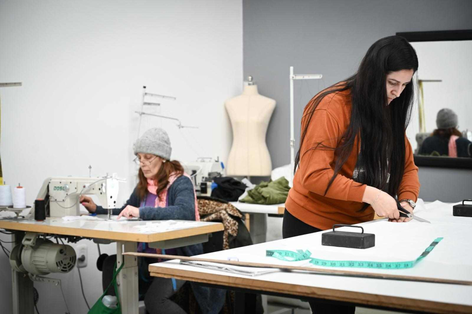 Mujeres tejiendo y cortando tela