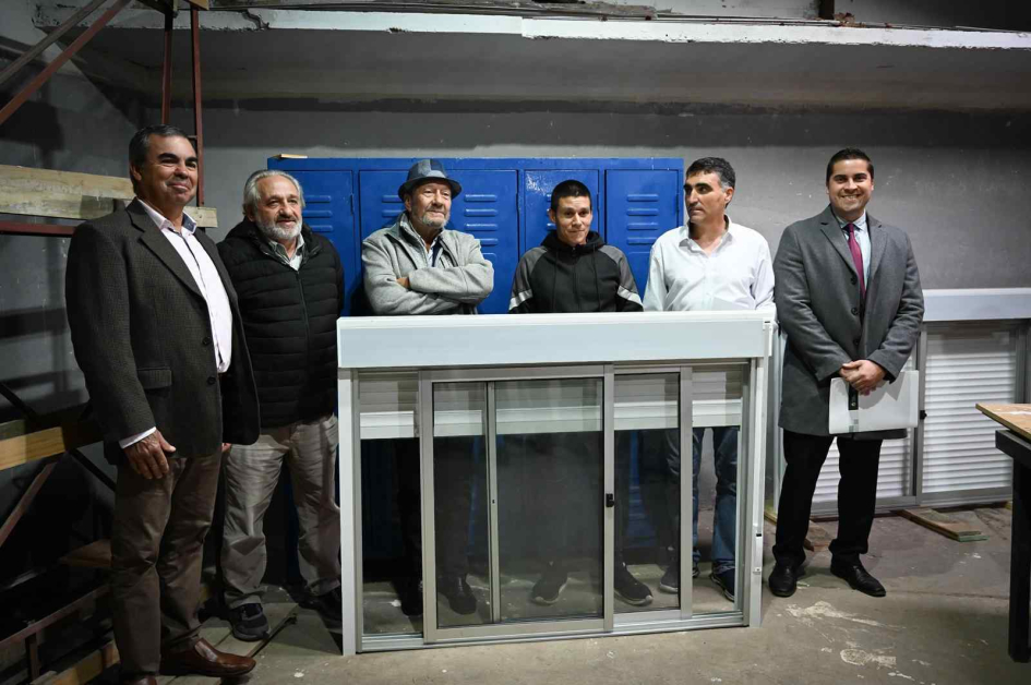 Las autoridades posando junto a la ventana de muestra