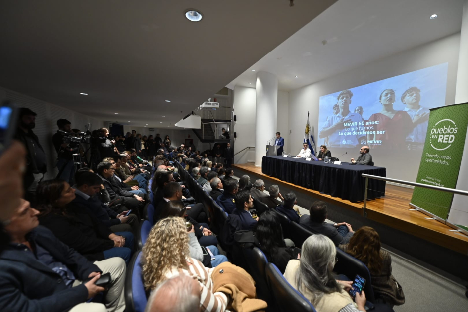 Autoridades presentes en la sala Autoridades presentes en la sala