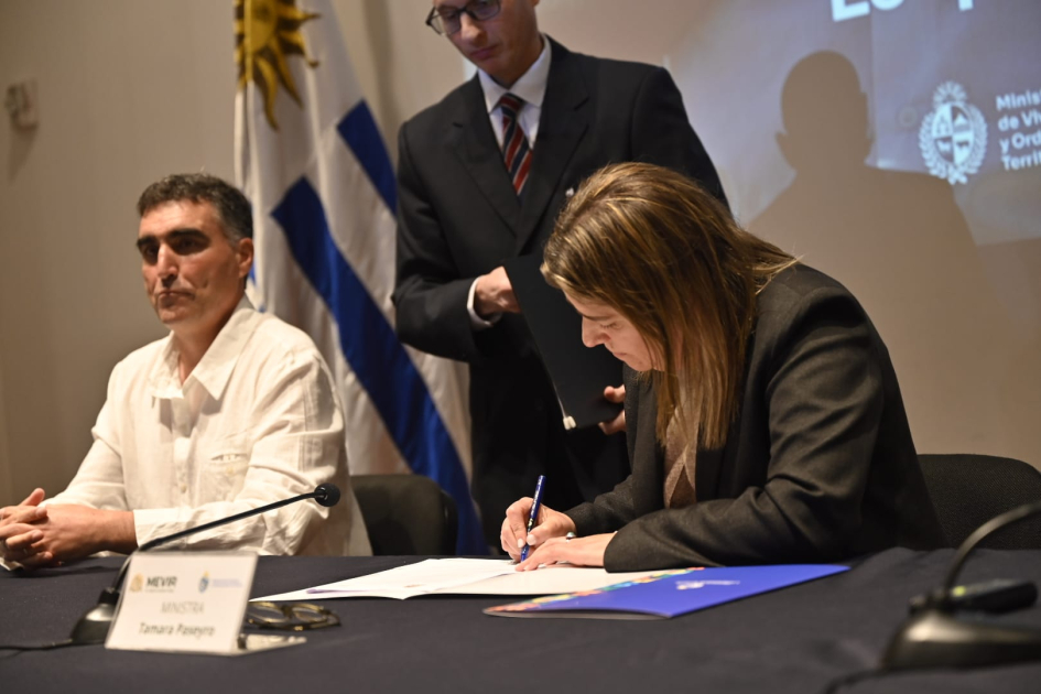 Ministra Paseyro firmando el memorandum junto a Lima Ministra Paseyro firmando el memorandum junto a Lima