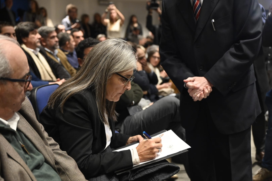 Ministra Etcheverry firmando el memorandum Ministra Etcheverry firmando el memorandum