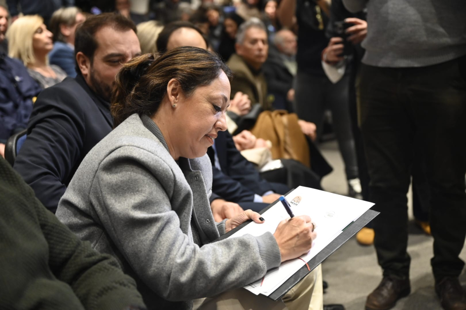 Ministra Cardona firmando el memorandum Ministra Cardona firmando el memorandum