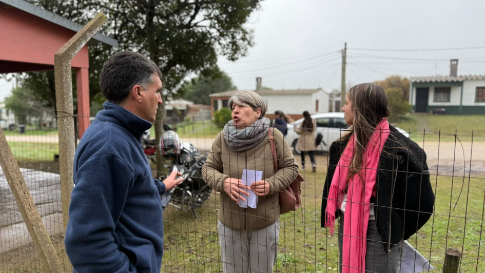 Presidente de MEVIR junto a vecinos Presidente de MEVIR junto a vecinos