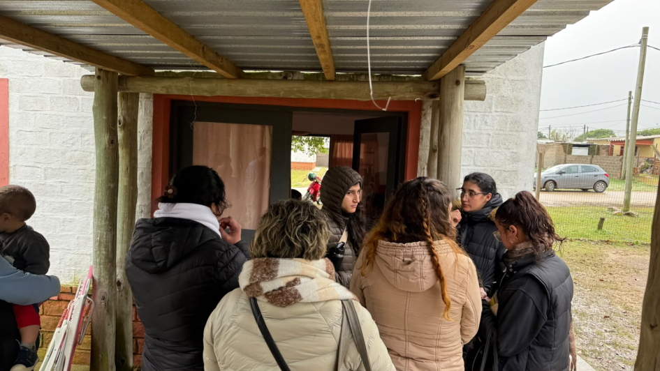 Vecinos aguardando la inscripción Vecinos aguardando la inscripción
