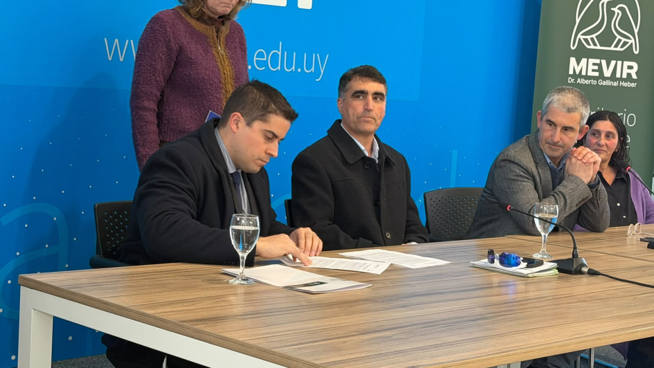firma de convenio Secretario de MEVIR, Federico de la Peña, firmando