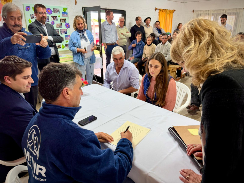 Autoridades firmando Autoridades firmando