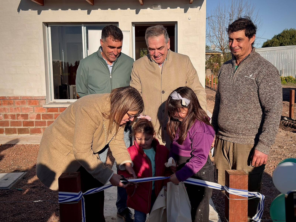 Corte de cinta con la ministra de vivienda y el presidente de MEVIR Corte de cinta con la ministra de vivienda y el presidente de MEVIR