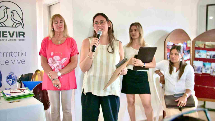 Familia y escribana de MEVIR en el acto 