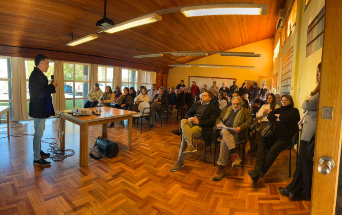 Presentación Región Noreste Presidente de MEVIR, Andrés Lima haciendo uso de la palabra frente al público presente