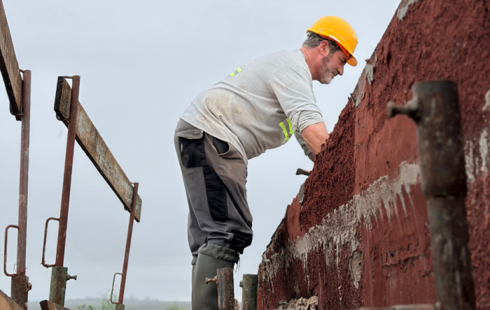 Oficial de MEVIR realizando trabajados de reparación Oficial de MEVIR realizando trabajados de reparación