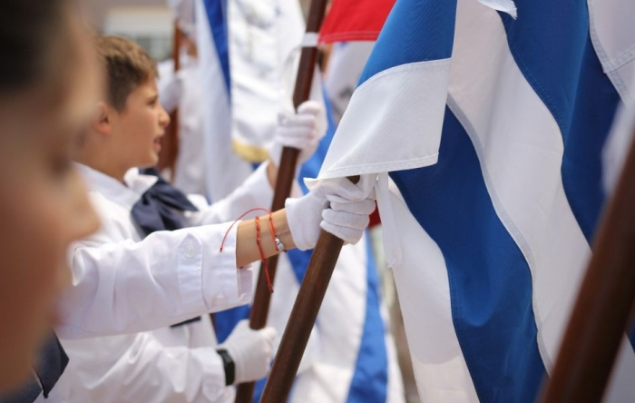 Niños de escuela sosteniendo una bandera