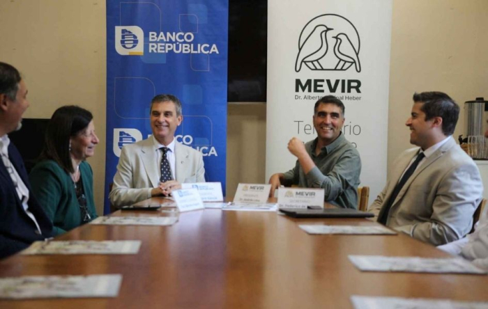 Autoridades de MEVIR y el BROU