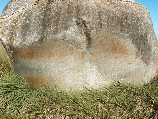 Roca con imagen de figuras rupestres