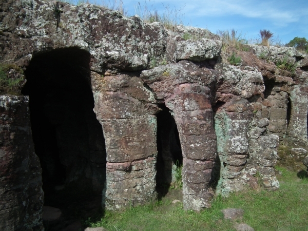 Foto de los túneles que se forman debajo de las rocas