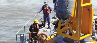 hombres trabajando en boya