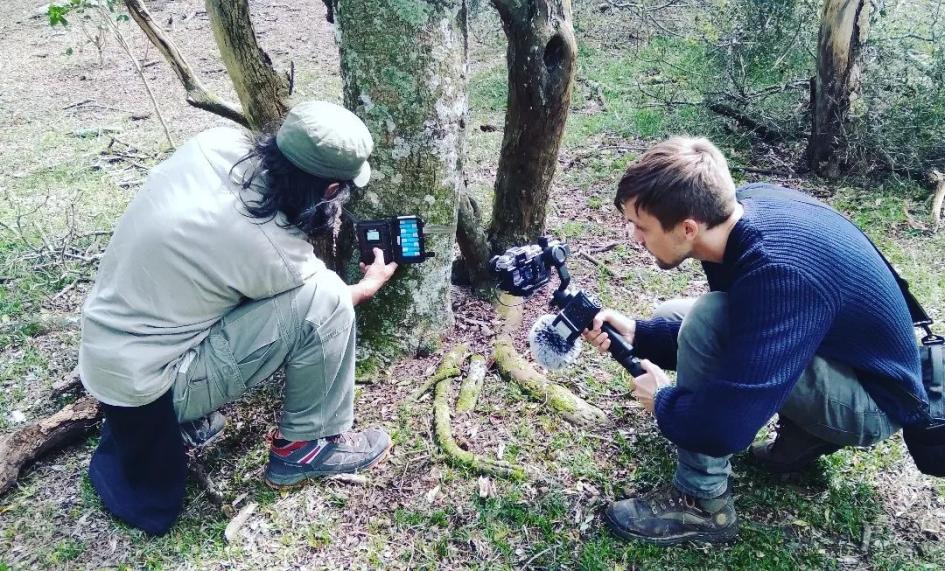 Colocación de cámaras trampa por guardaparques. Foto de Fundación Lagunas Costeras