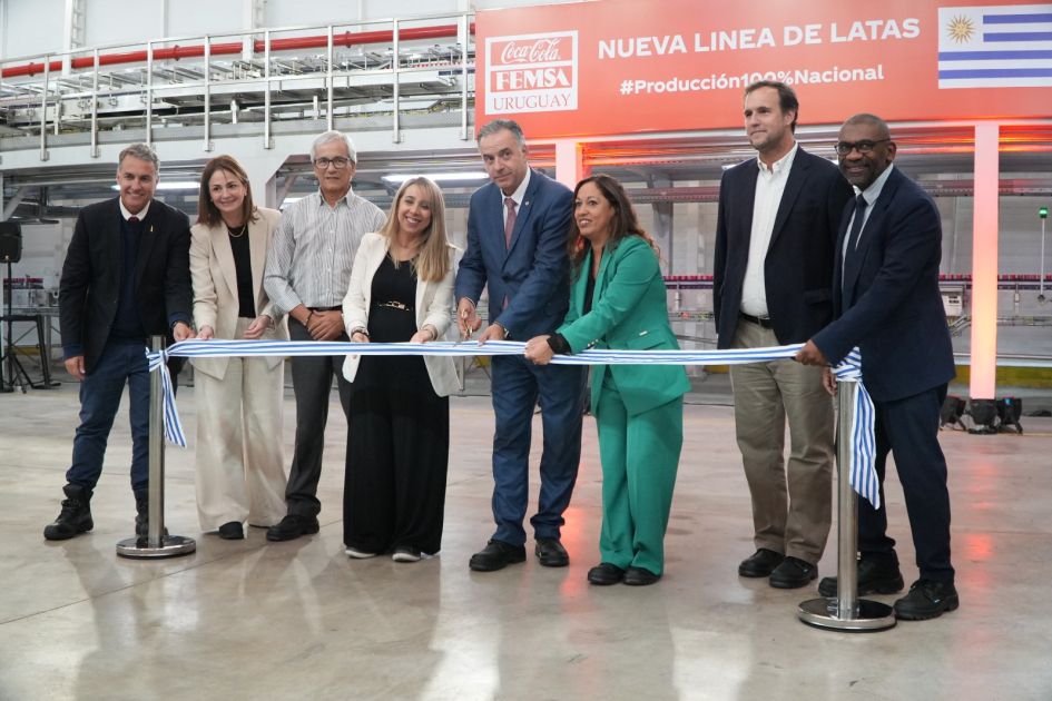 Ministro Ortuño en inaguración de nueva línea coca cola femsa