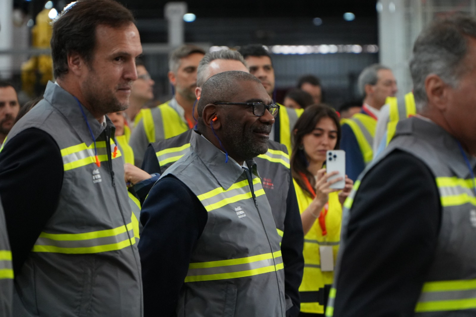 Ministro Ortuño en inaguración de nueva línea coca cola femsa