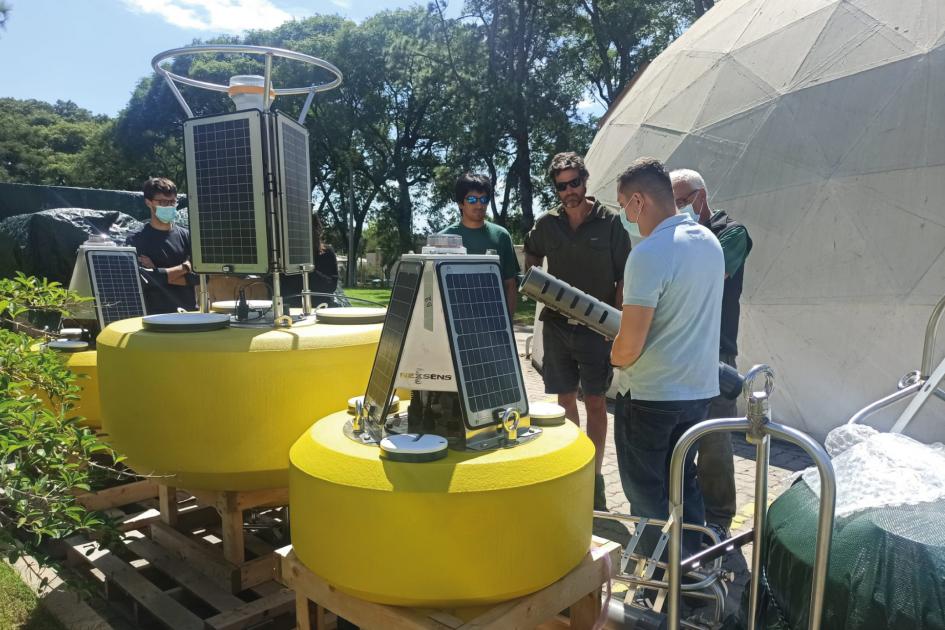 Instalación de boyas sondas multiparamétricas en embalses del Río Negro