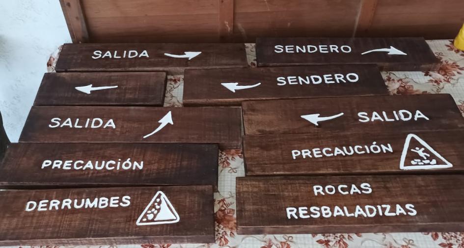 Cartelería del sendero en madera