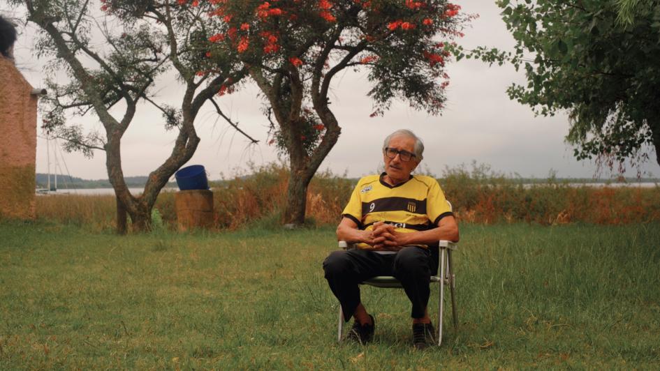 Un hombre es entrevistrado para el programa Cartografías Navegantes, en la Cuenca del Río Negro.