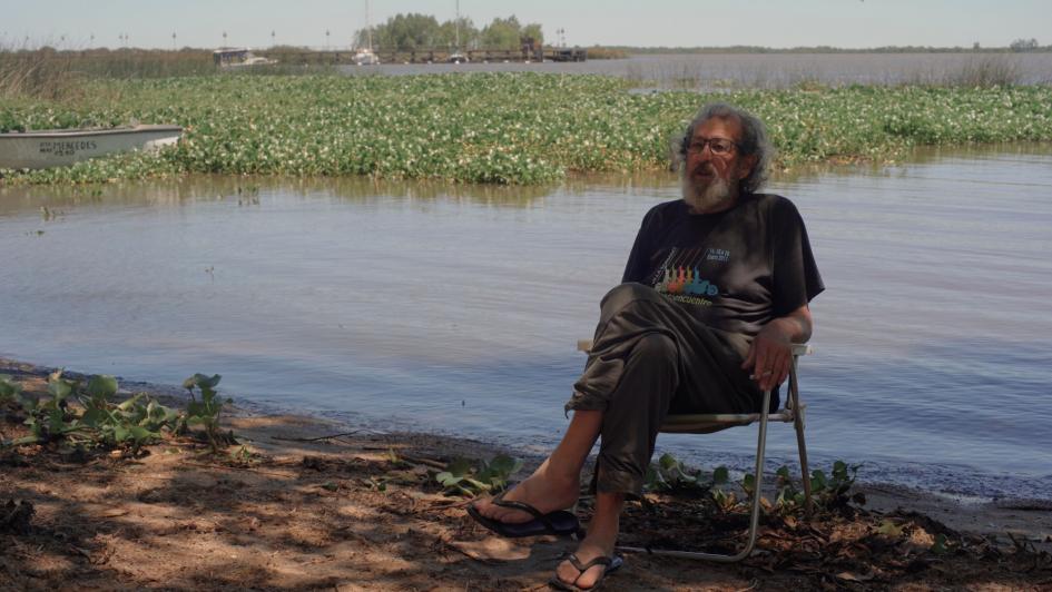 Un hombre es entrevistrado para el programa Cartografías Navegantes, en la Cuenca del Río Negro.