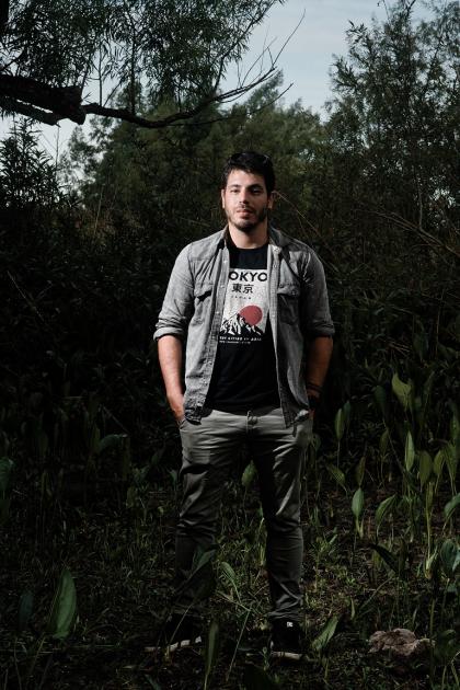 Un hombre es entrevistrado para el programa Cartografías Navegantes, en la Cuenca del Río Negro.