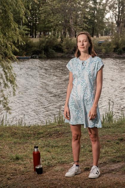Ekaterina Gelroth Una mujer es entrevistrada para el programa Cartografías Navegantes, en la Cuenca del Río Negro.
