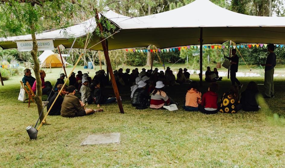Carpa principal del campamento juvenil de proyectos socioambientales organizado por Tekohá