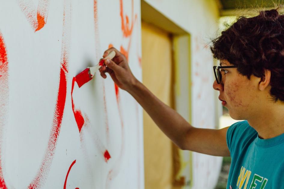 Participante del campamento durante actividad artística pedagógica organizada por Scholas Ocurrentes