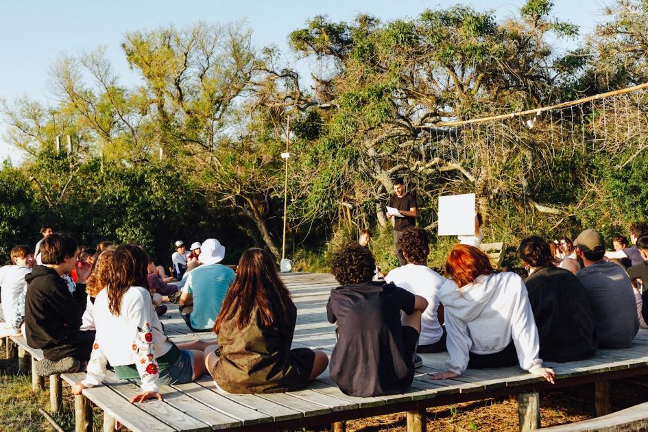 Organizadores de Tekohá imparten una capacitación al aire libre sobre gestión de proyectos