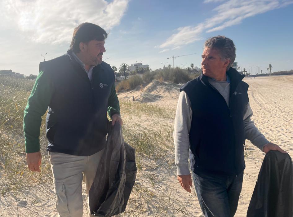 Adrián Peña y Gerardo Amarilla en Limpieza de Costas Playa Malvín Adrián Peña y Gerardo Amarilla en Limpieza de Costas Playa Malvín