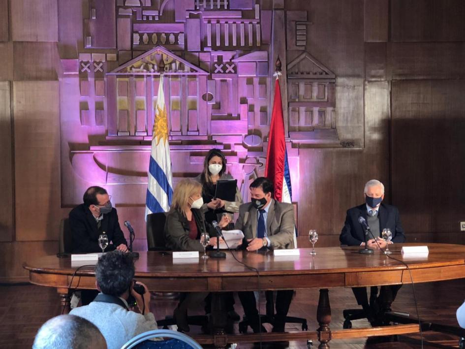 Firma de Convenio - Gestión de ROC Autoridades del MA y de IM firman convenio para gestión de residuos de obras de construcción