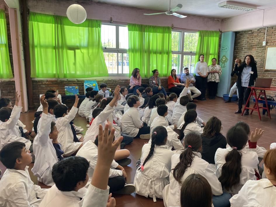 Alumnos de la Escuela Nº 66 de Ciudad del Plata escuchando a la talleriste de OSE